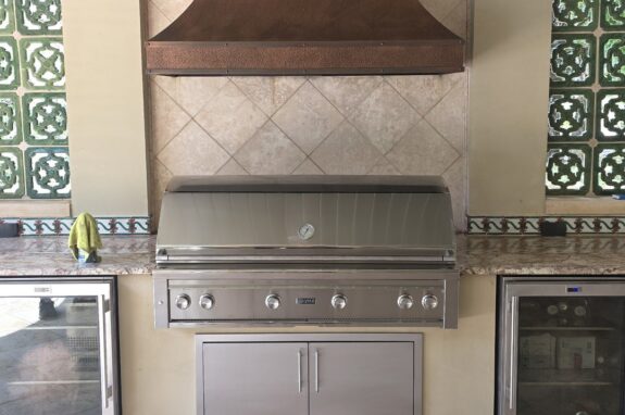 Gleaming stainless built-in grill in DFW outdoor kitchen after professional cleaning by Texas Grill Clean