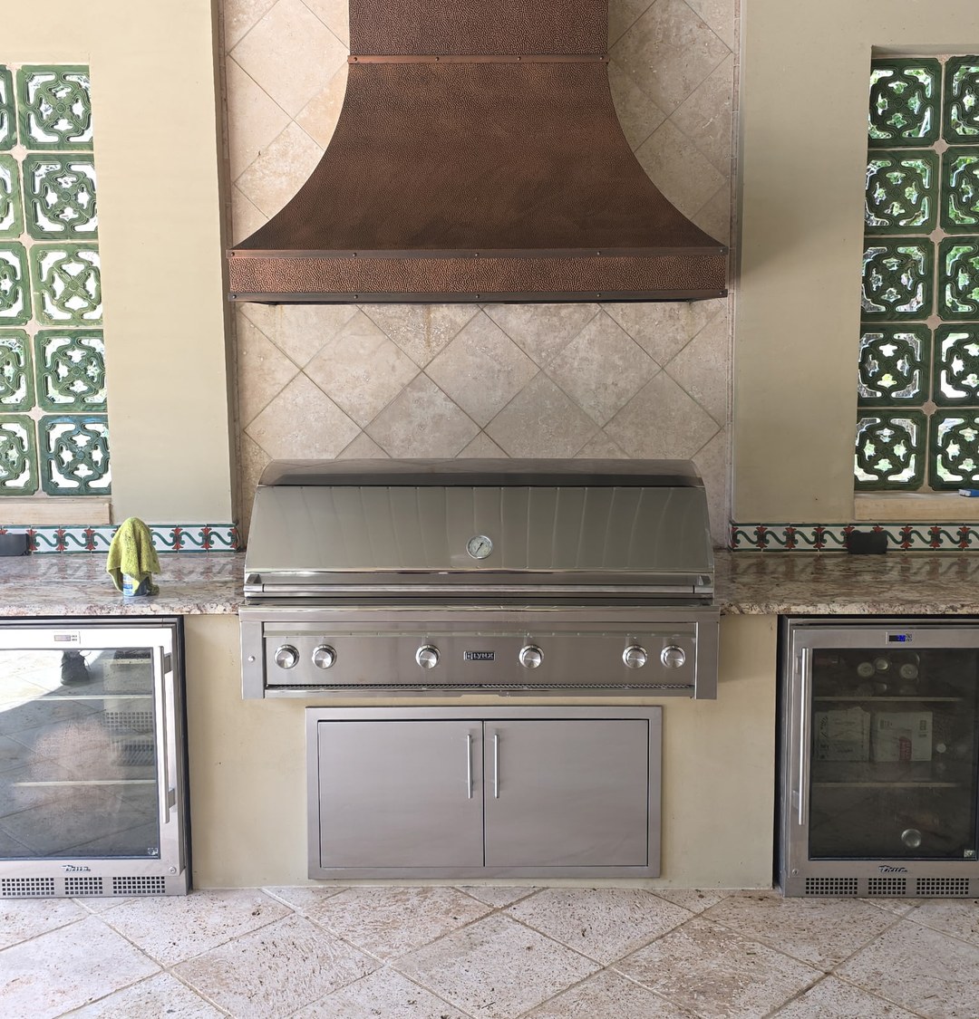 Gleaming stainless built-in grill in DFW outdoor kitchen after professional cleaning by Texas Grill Clean