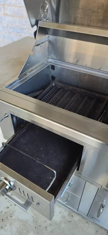 Stainless steel built-in grill and side burner cleaned and polished by Texas Grill Clean